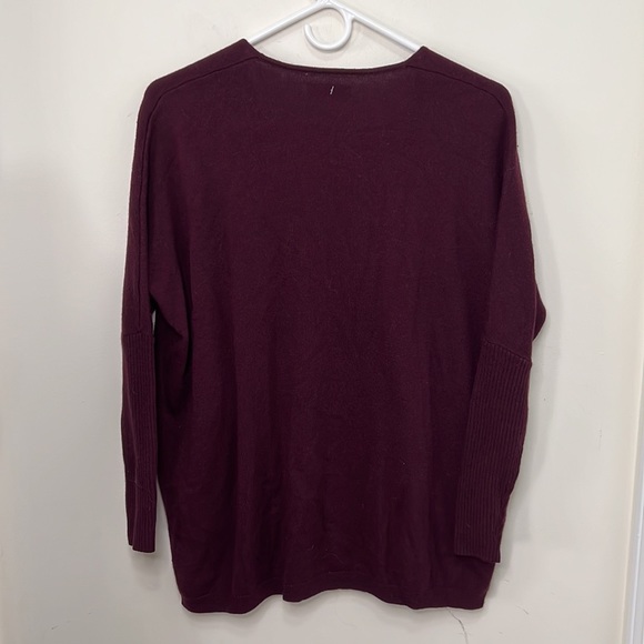 Aritzia Babaton Baylor Front Pockets V-neck Warm Sweater size XS - Picture 9 of 11